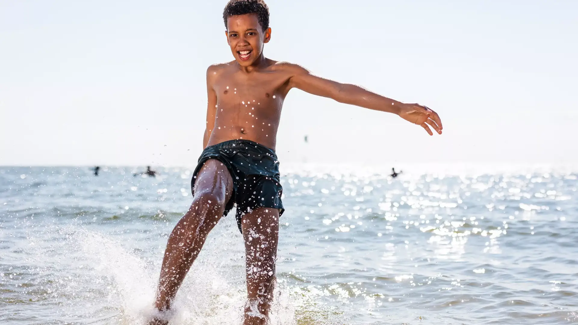 Kind trapt tegen water