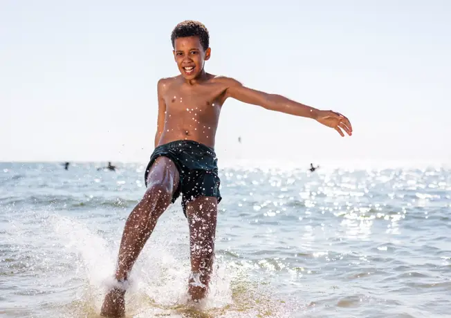 Kind trapt tegen water