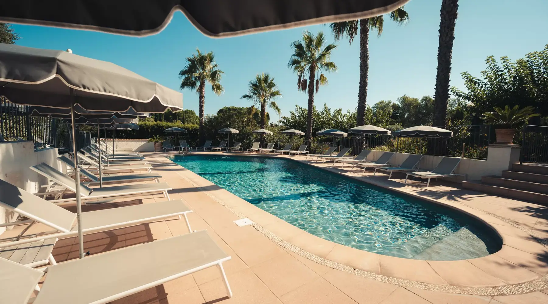 The swimming pool of Hotel Le Catalogne.