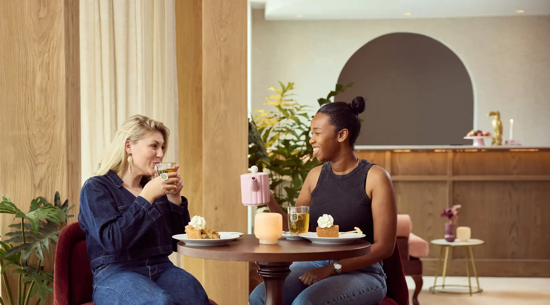 2 dames aan de thee met een gebakje