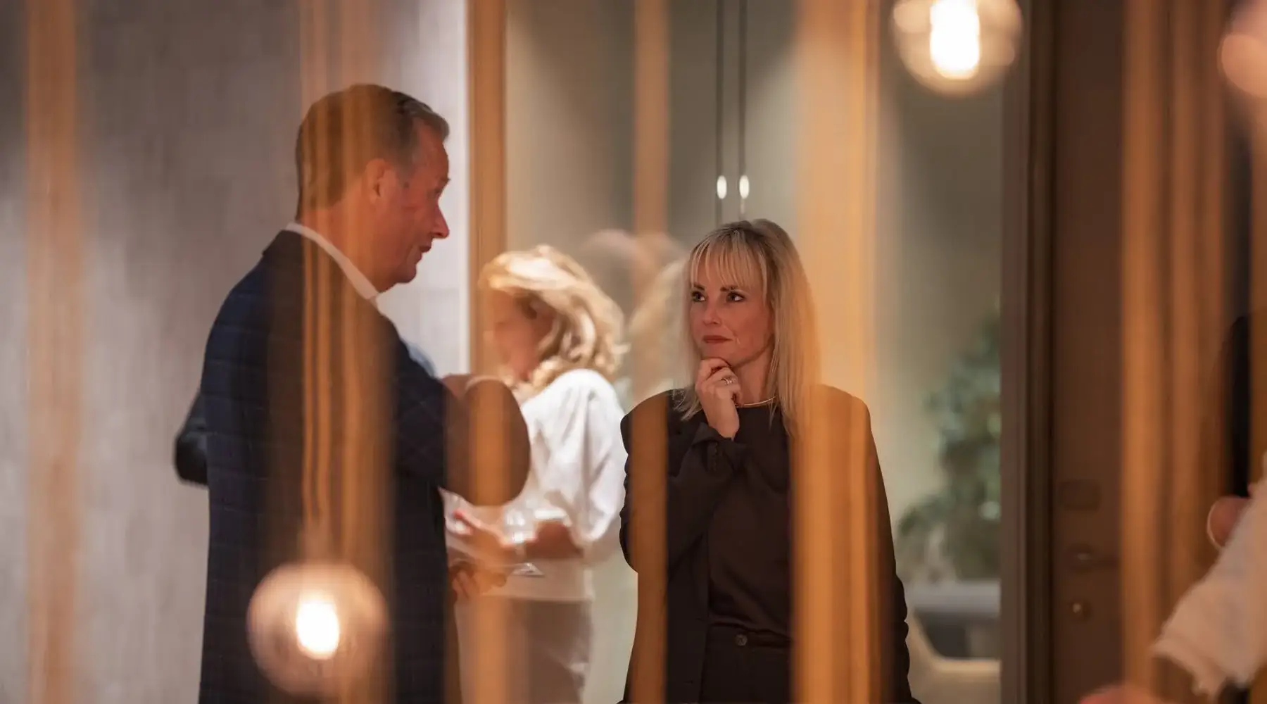 Homme et femme parlent ensemble lors d'un Événement clients