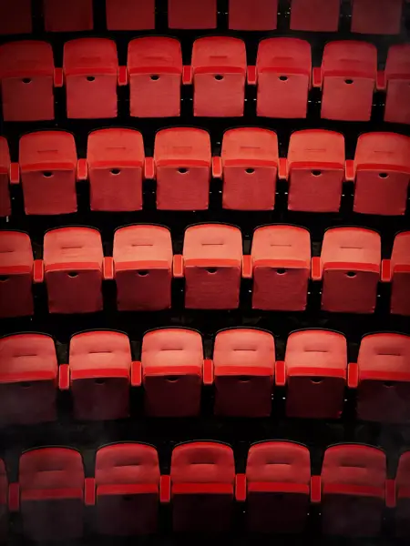 Stoelen in een theaterzaal