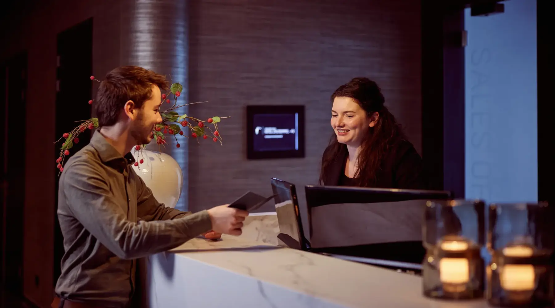 Vriendinnen checken in bij de receptie van een hotel