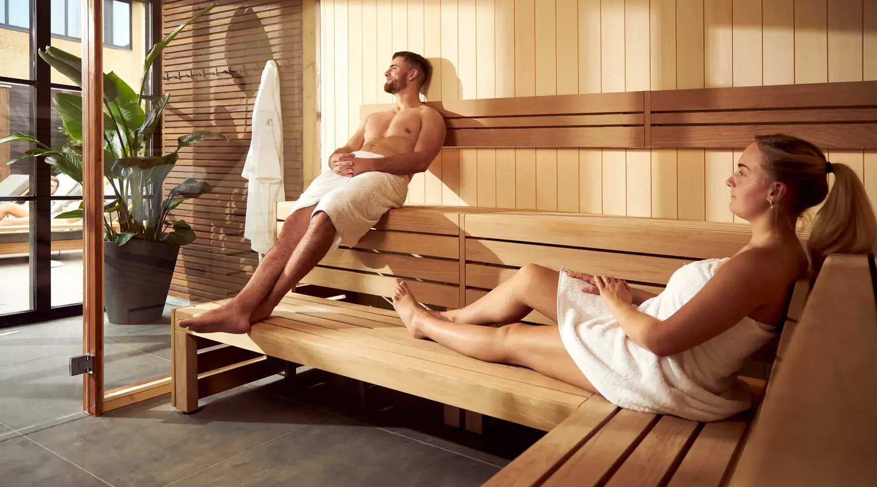 Jong koppel samen in de sauna.