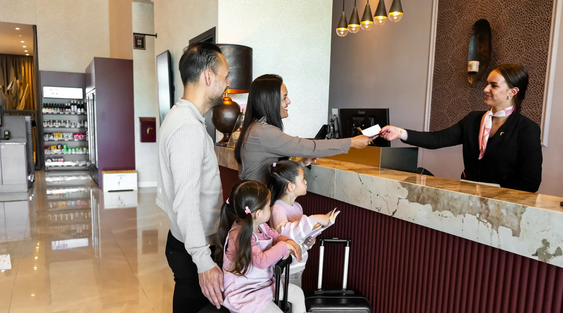 Familie checkt in bij Van der Valk Hotel Gorinchem-A15