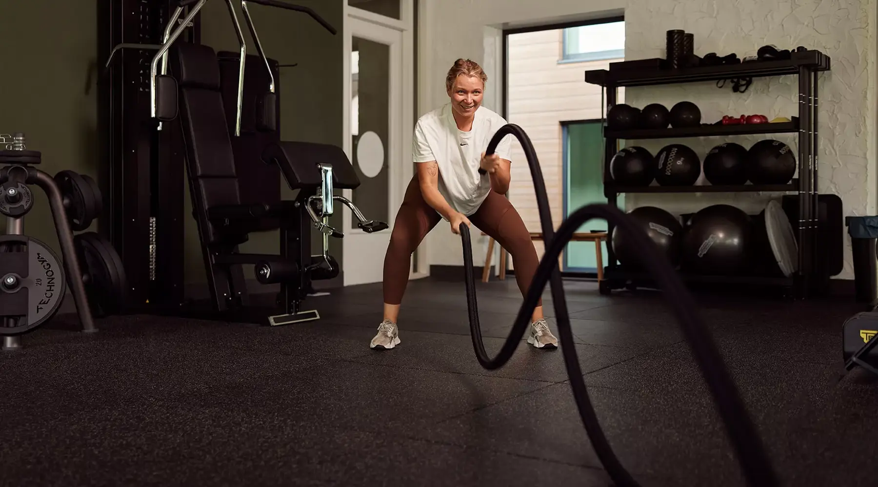 Woman is exercising in the fitness center of Hotel Breukelen.