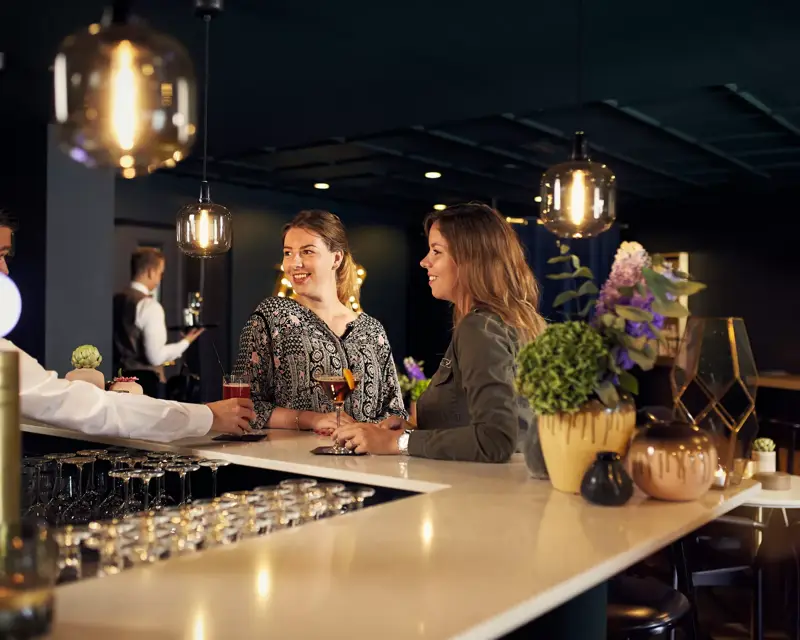 2 dames aan de bar in Hotel Volendam