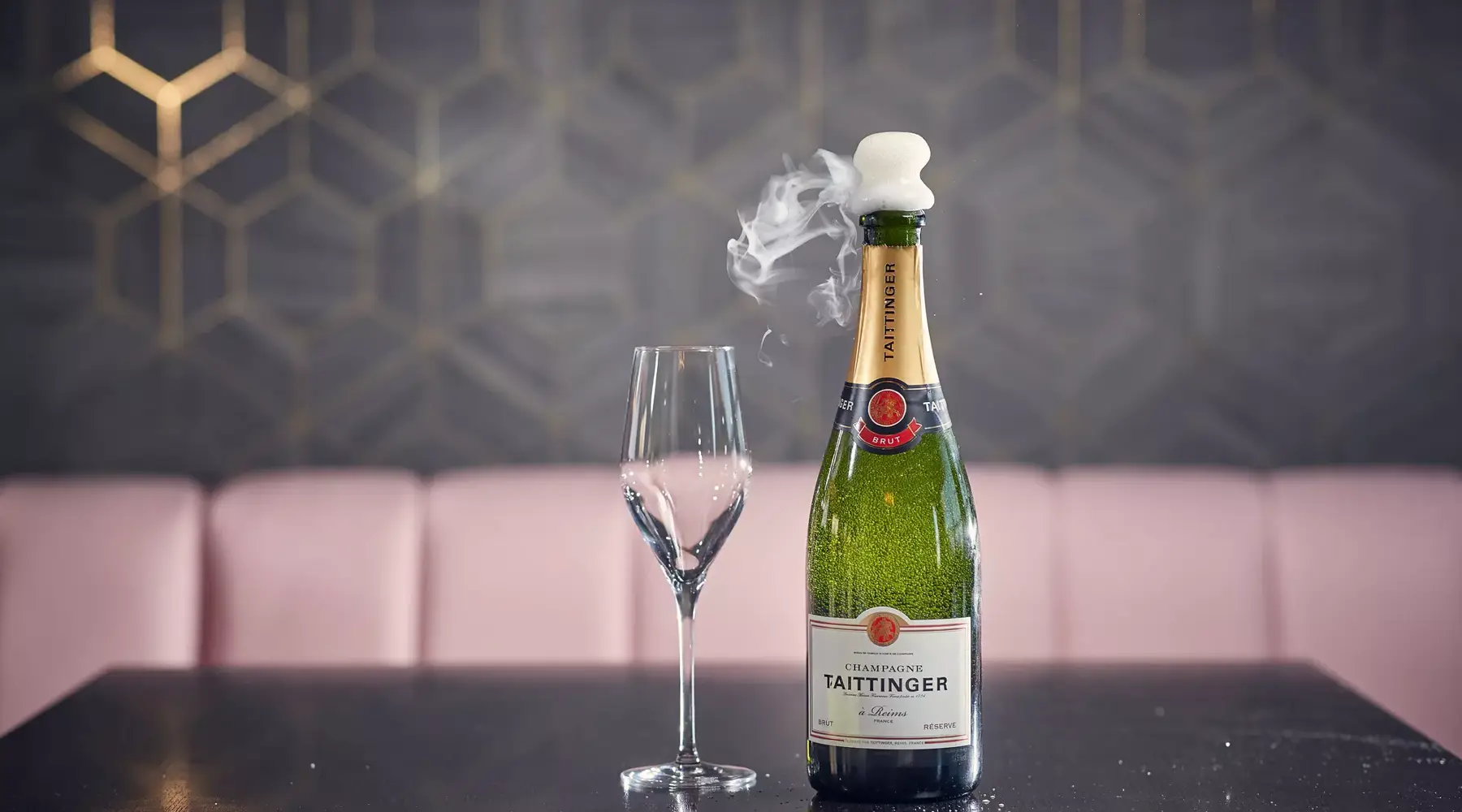 ontpopte champagne fles met glas