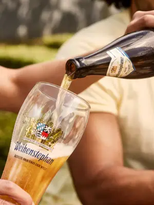 Pour beer into glass.