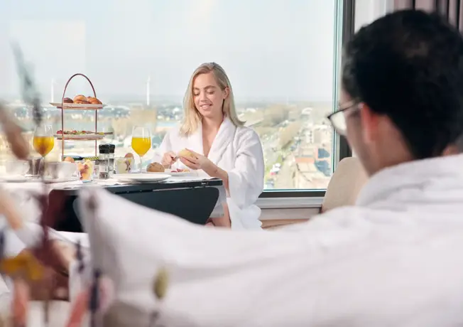Paar im Bett stößt zusammen an