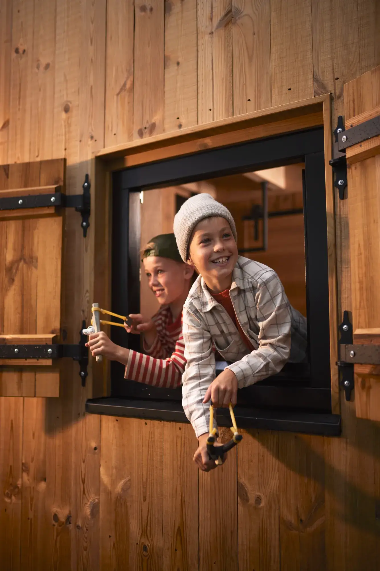 2 boys with toys in one of the treehouses of Hotel Gilze-Tilburg