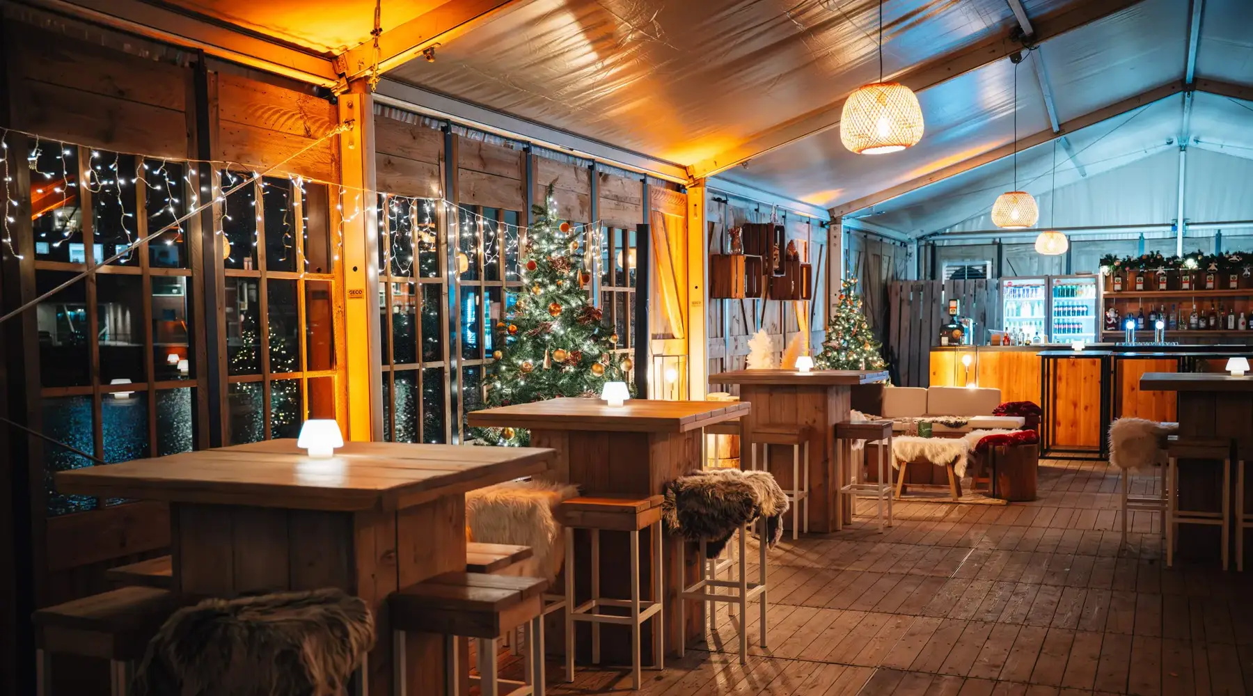 Deel van de winterbar met hoge tafeltjes