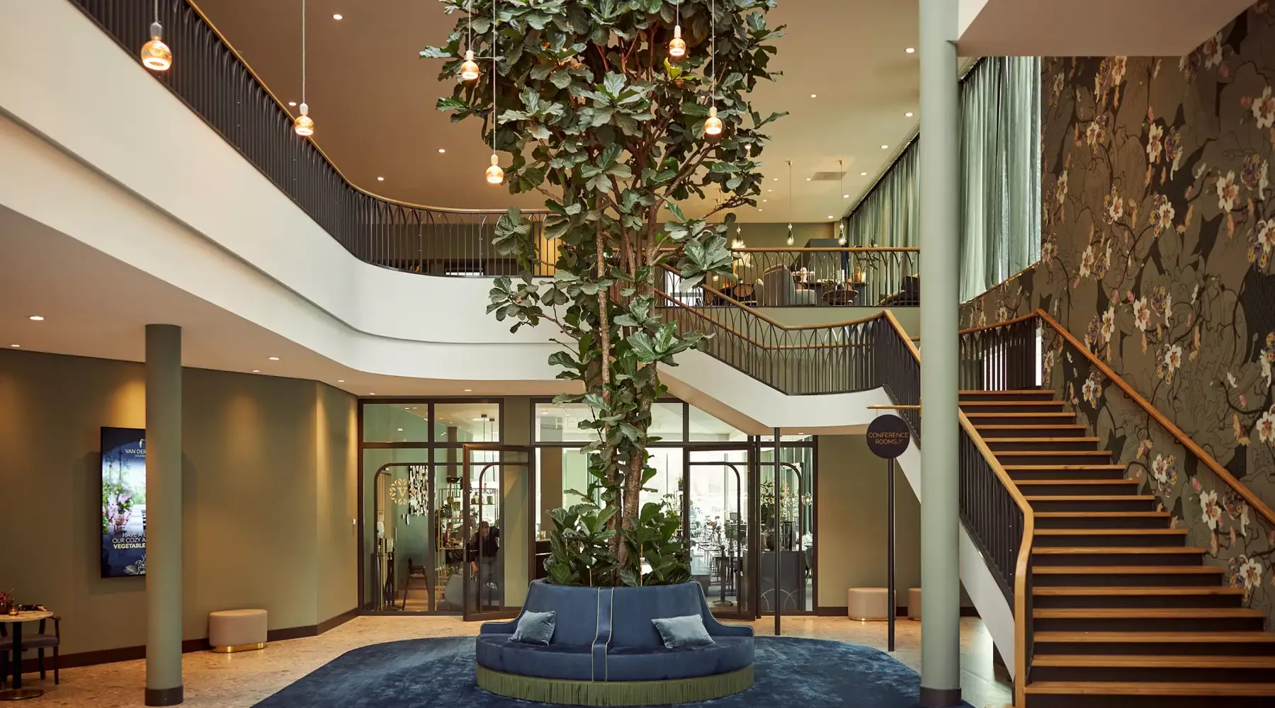 Een deurhanger over Hotels for Trees in een hotelkamer van Hotel Breukelen