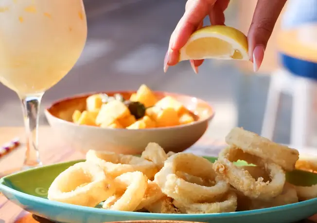 4 personnes à la table à dîner