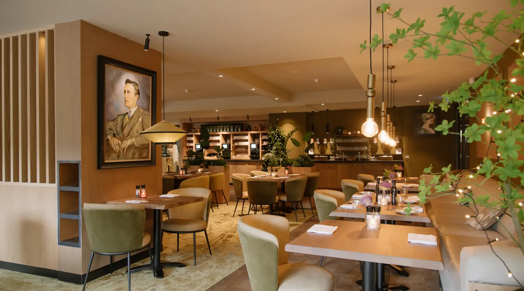 Restaurant in De Cantharel met gedekte tafels en sfeerverlichting