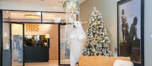 Entrée décorée pour les fêtes du restaurant Toos avec un sapin de Noël à l'hôtel Van der Valk à Hoorn.