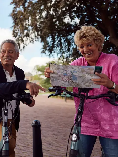 Man en vrouw met routekaart op de fiets