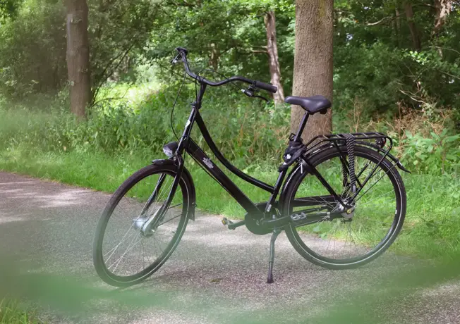 twee meiden op een scooter met een kaart in de hand
