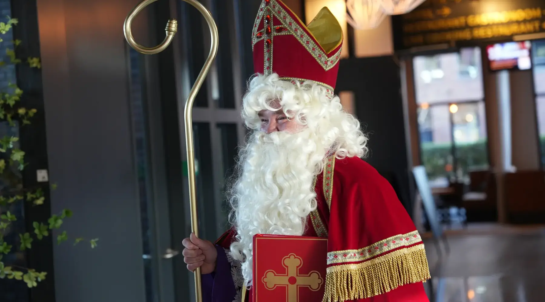 Sinterklaas die iets vertelt door een microfoon 