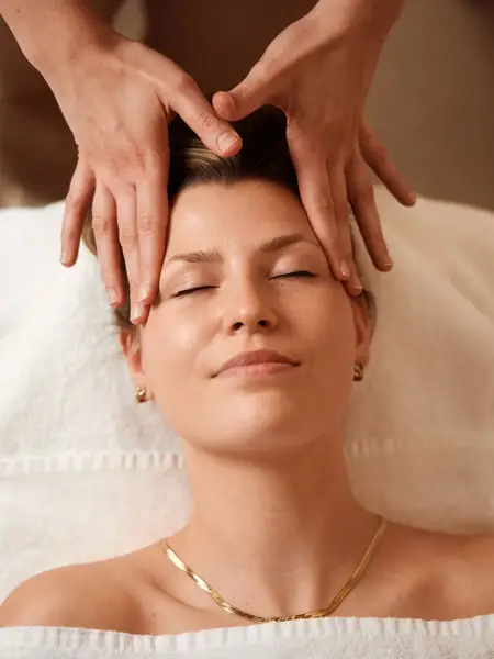 Vrouw die geniet van een massage in Weleda City Spa