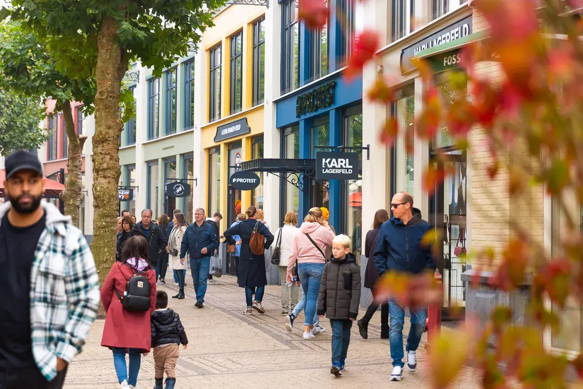 Busy shopping street with people shopping