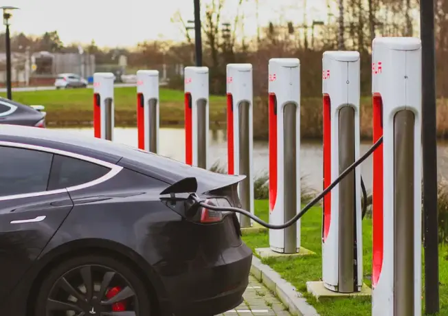 Mädchen, das ein Getränk einschenkt.