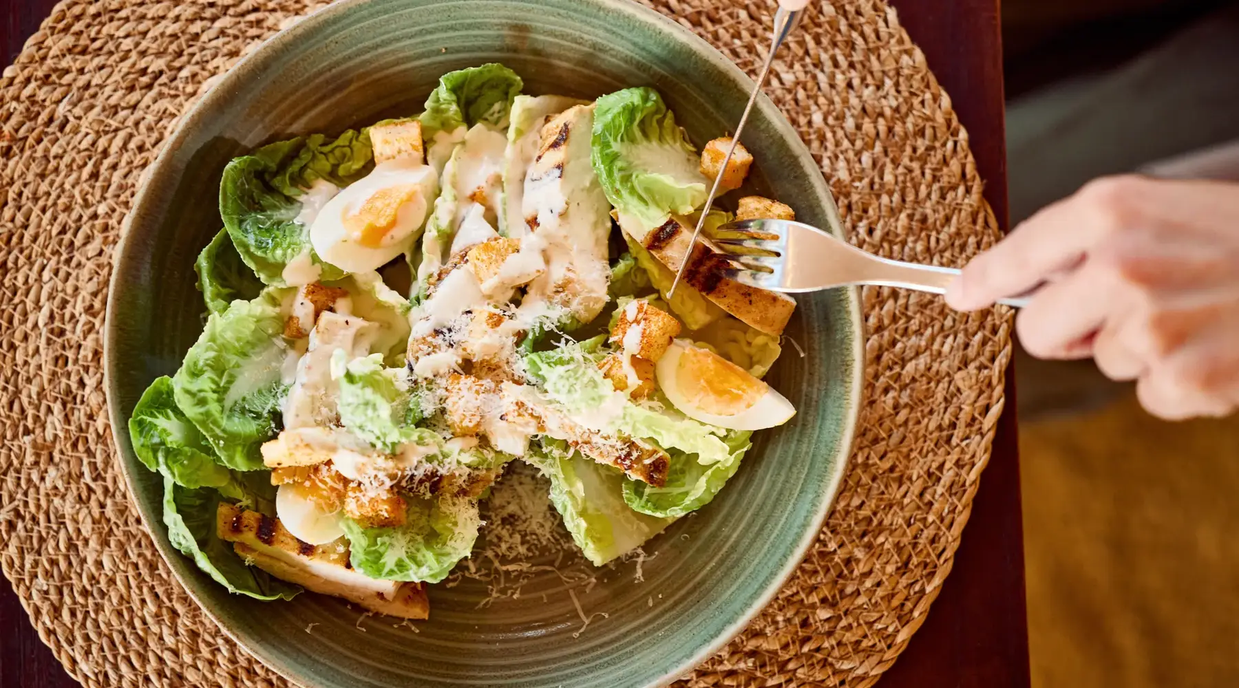 Une salade César au restaurant de l'Hôtel Bloom