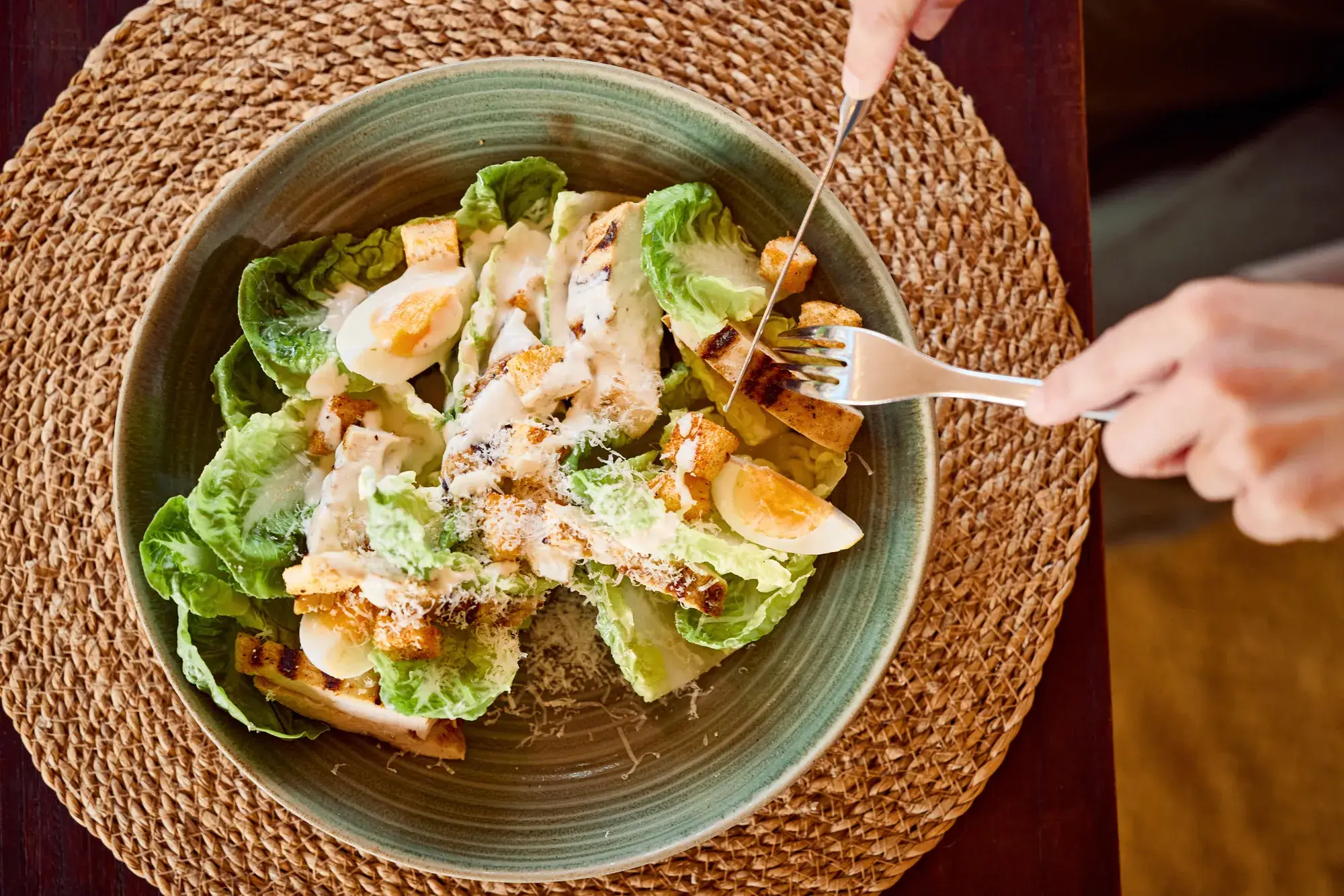 Une salade César au restaurant de l'Hôtel Bloom