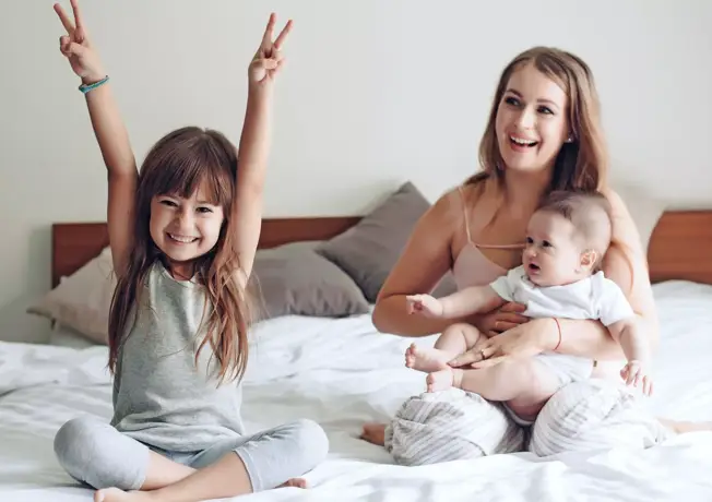 Mutter mit Kind im Bett