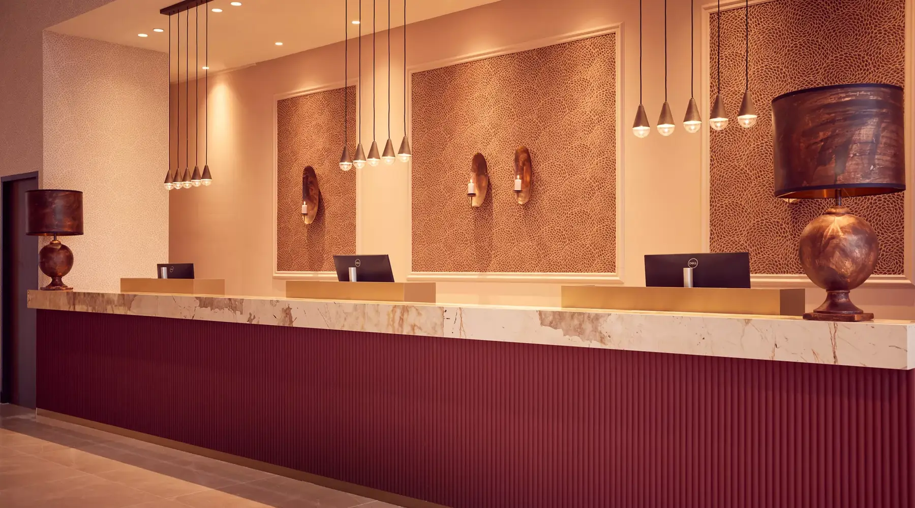 Lobby en receptie van een Van der Valk hotel