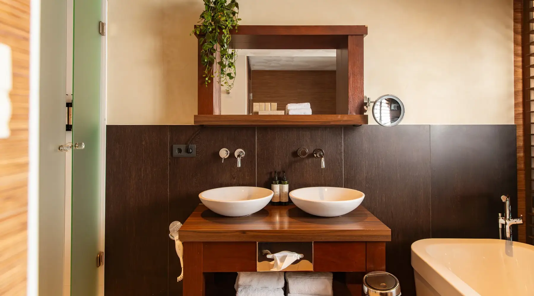Salle de bain luxueuse de la Suite Sud avec baignoire