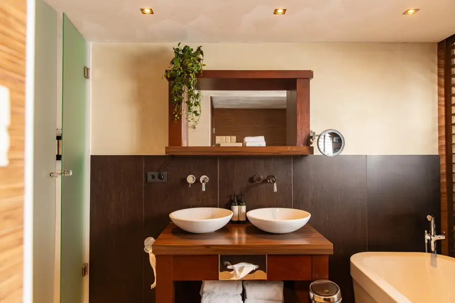 Luxuriöses Badezimmer der Süd-Suite mit Badewanne
