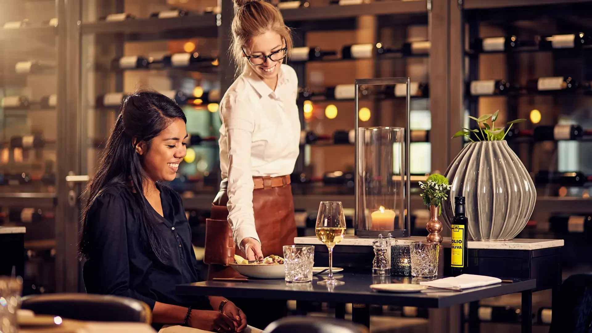 Restaurant gast met bediende