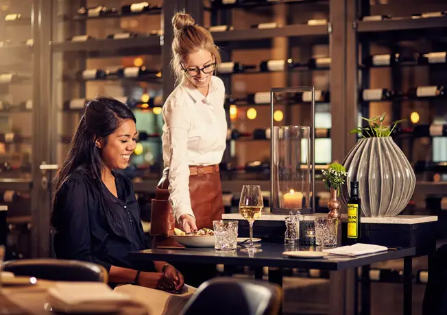 Restaurantgast mit Kellner