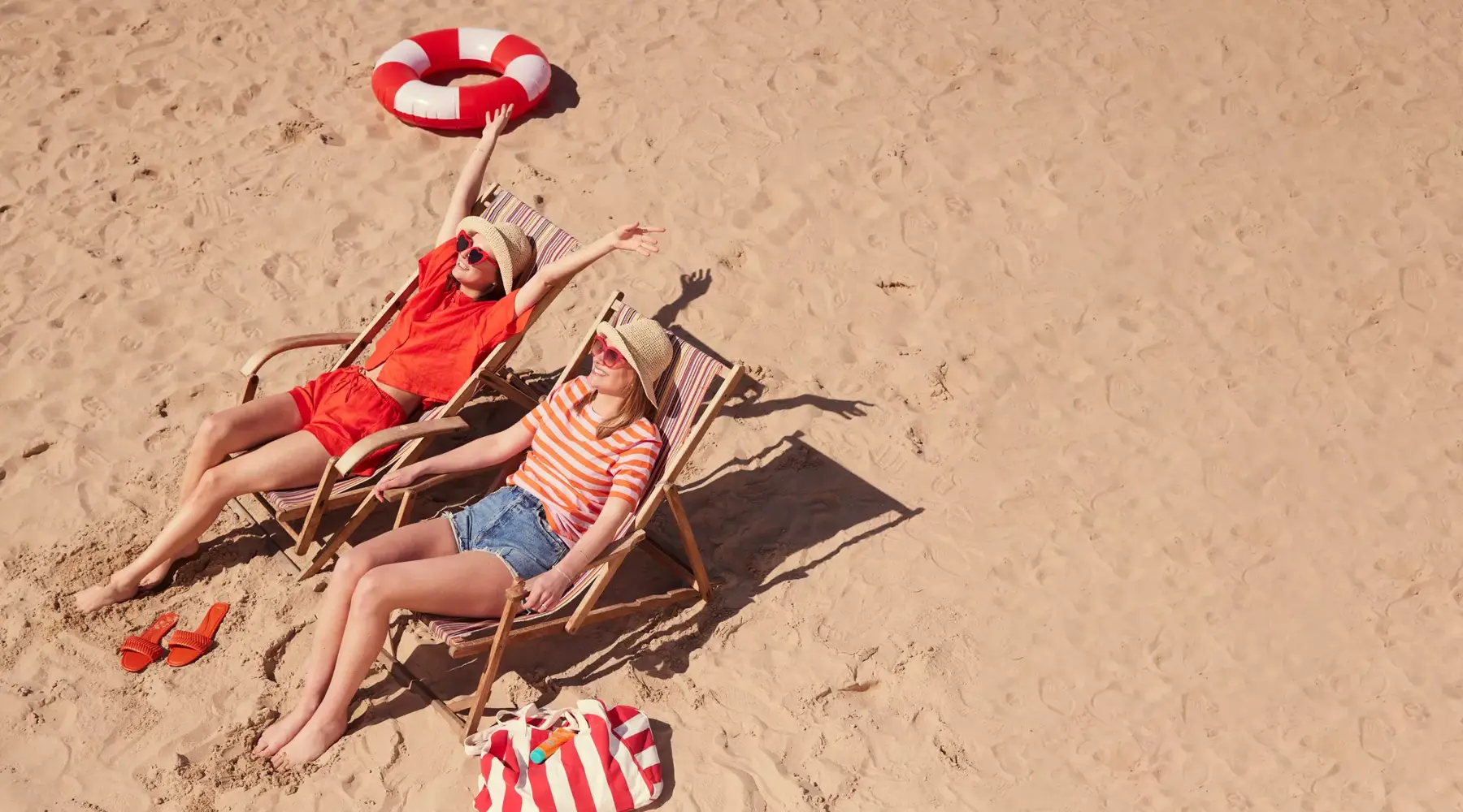 2 meiden op het strand nabij Brugge