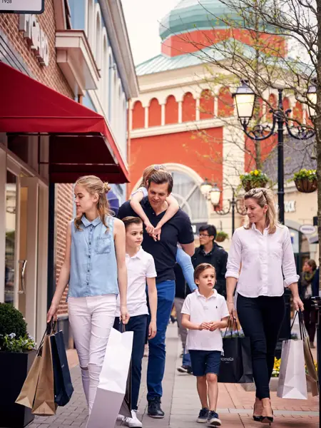 Kinder mit Eltern in der Stadt.