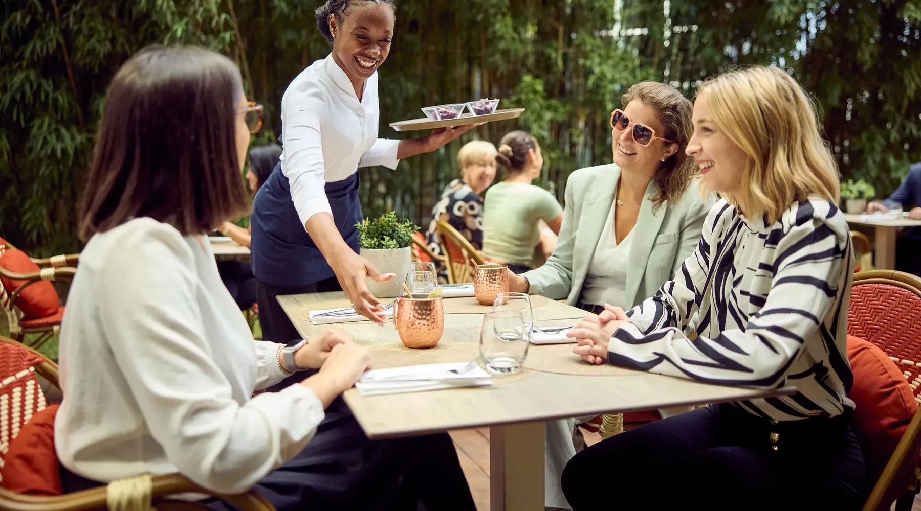 Ober die het diner serveert
