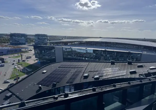 Panneaux solaires sur le toit de l'hôtel Gent comme initiative de durabilité