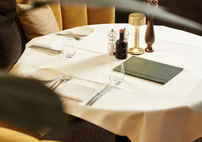 Gedeckter Tisch im Restaurant Cocotte.