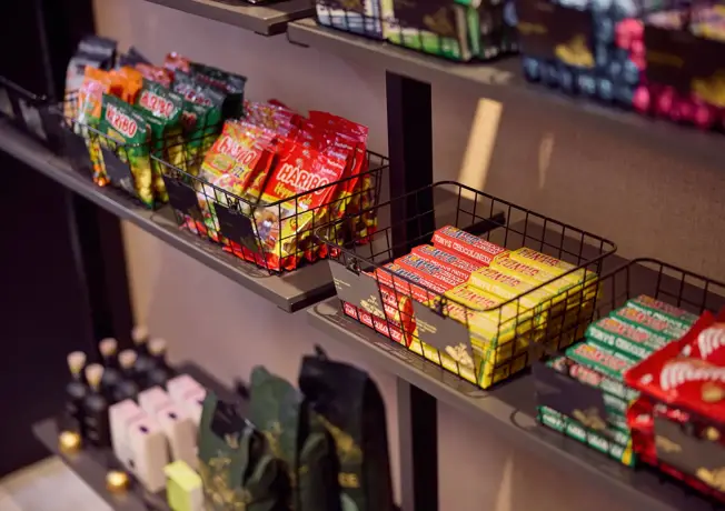 Snacks dans un présentoir