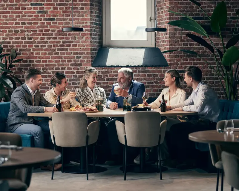 Familie Wohrmann am Tisch im Restaurant