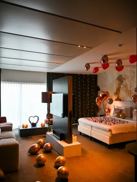 Suite im Hotel Gent, die komplett im Valentinstagsthema dekoriert ist