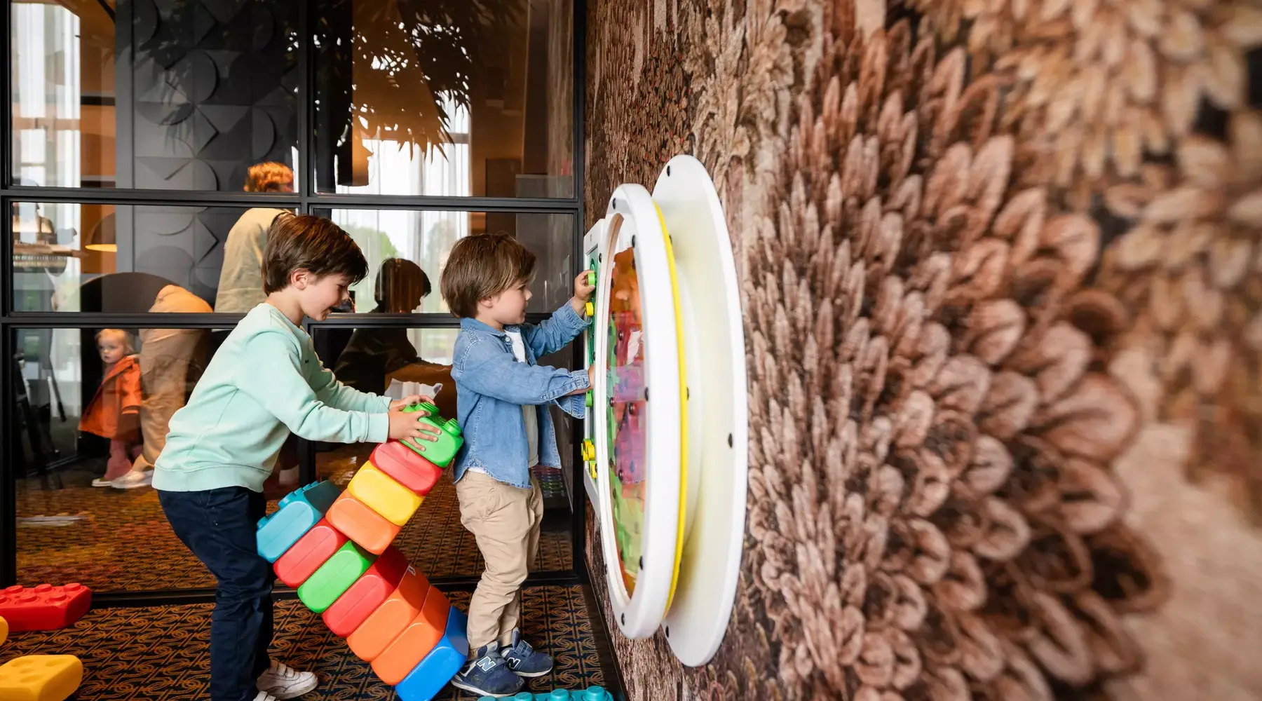 Kinder, die in der Spielecke spielen.