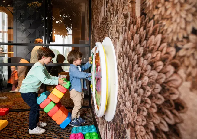 Kinderen die spelen in een kinderhoek