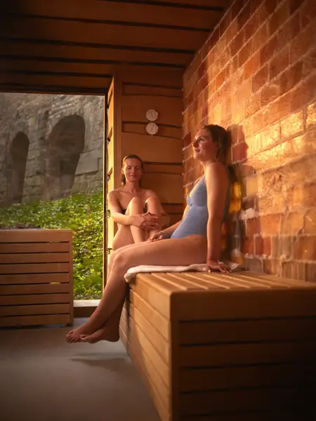 2 vrouwen in een sauna met uitzicht