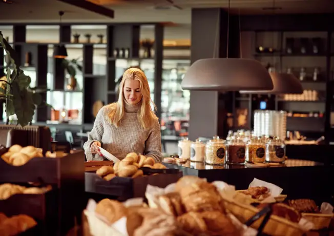 Meisje bij ontbijtbuffet