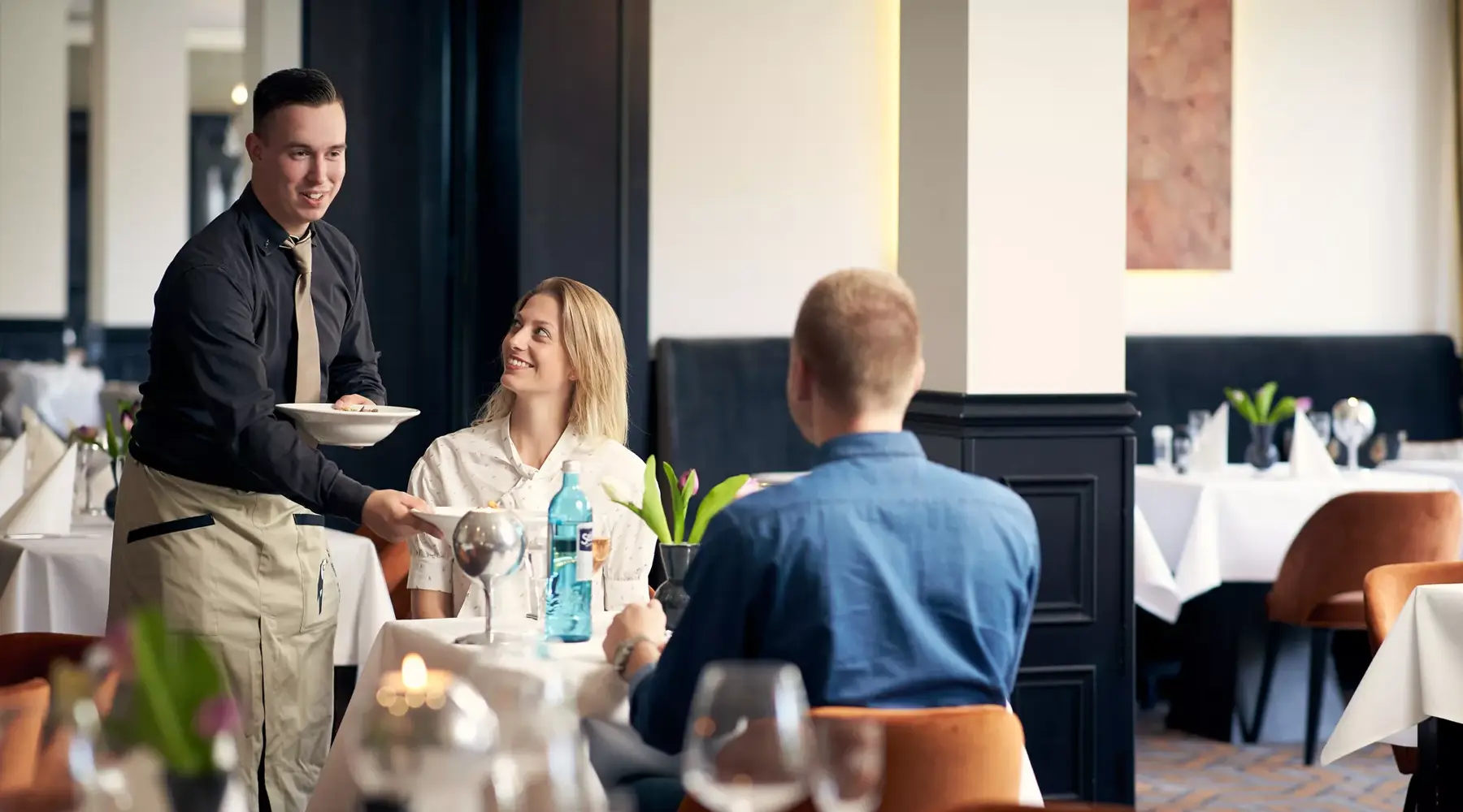 Ein Paar am gedeckten Tisch im Restaurant