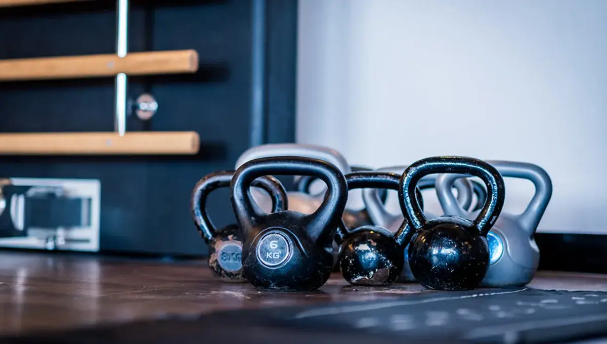 Équipements de musculation et haltères professionnels dans la salle de fitness de l'hôtel Van der Valk Nivelles-Sud.