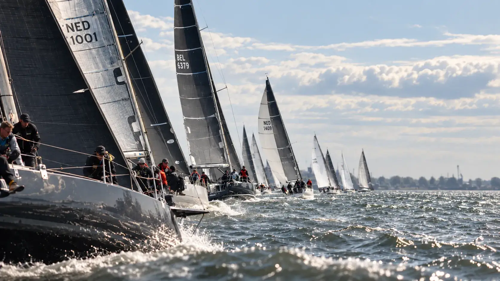 Zeiljachten tijdens een zeilrace op de Schelde in Antwerpen.