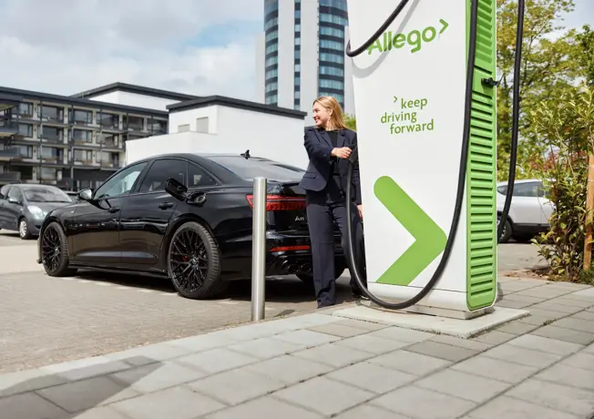 tesla aan het opladen